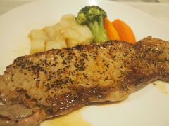 船内レストラン Chichi-jima（4デッキ）

17時30分、レストラン父島へ。

島塩ステーキセット　1,800円