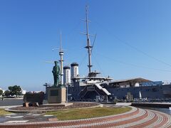 三笠公園に入りました。

東郷平八郎の像の後ろに、記念艦 三笠が見えています。