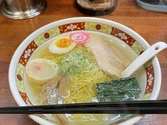 JR函館駅前のラーメンしなのさん。まだ早い時間だったので空いてました。一番人気の塩ラーメンを頼んだらすぐ出てきました。いくらだっけ。700円くらい？

あっさりした塩味で、でもコクのあるスープ。細くて硬めの麺。ほんとにおいしかったーーーー！！！

満足して駅前に戻り、函館空港行きバスのバス停に行ったら10分も待たずにバスがきました。
