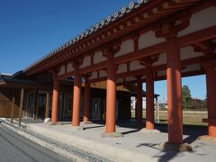 仁王門の近くには写真の天平廻廊。「陸奥国分寺が創建された奈良時代の雰囲気を感じながら休息できる施設です。かつて南大門（現在の仁王門）の北側には中門と金堂をつなぐ廻廊がありましたが、廻廊跡の発掘成果をもとに、伝統工法と現代広報を融合させた建築として廻廊（天平廻廊）を再現しました」と説明されている。