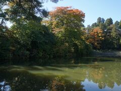 駅から南に少し歩くと、青葉山公園がある。その一角に写真の五色沼があり、 日本フィギュアスケート発祥の地と書かれた説明板には「明治中期、外国人たちがこの場所でスケートを始め、明治４２年（１９０９）頃に第二高等学校生がドイツ語教師ウィルヘルムからフィギュアスケートの指導を受けたという。後に彼等や後輩たちが全国各地で普及に努めた」と記されている。