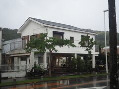 二見港から車でサンシャイン小笠原へ。
めっちゃ近い距離だけど、雨が降ってたので助かる。