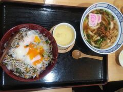 日替わりのしらす丼とうどんのセット。釜揚げしらすと卵の乗った丼と茶わん蒸し、うどんは刻み揚げとなるととネギ入り。もちもちの柔らかい麺に出し汁は意外にしっかりと甘辛いです。
