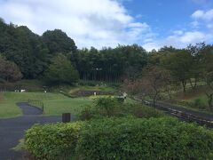 駅から歩いて5分ほどの場所にある、鶴牧西公園へ。
下から上までかなりの高低差があり、上まで登ったところに「水の広場」があります。
ストーンアーチに囲まれた池があり、池の上から下に抜ける、珍しい構造の階段がありました。
