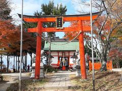 山頂の八雲神社。

男女一体の御神木が祀られていることから、縁結びの神様として知られているそうです。

信じる信じないはあなた次第。