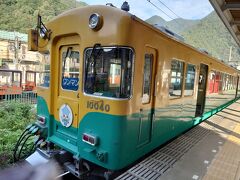 富山地方鉄道本線の新黒部駅からローカル電車に乗り換えです。2両編成の電車です。