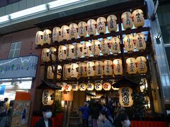 〇錦天満宮

錦市場を東端まで行くと皆が写真を撮っている。
京都には詳しいつもりだったが、こんな所に天満宮なんてあったかな？

こんなものが最近できた訳でもないので、当時は興味の対象外だったので見えていなかったことだろう。
