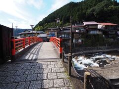 宗祇水のすぐ隣には吉田川の支流小駄良川にかかる清水橋。
