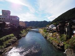 町中なのに渓谷美を見せる吉田川