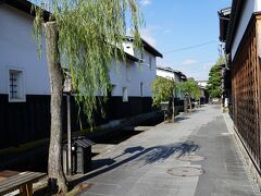 飛騨古川は車で知らなかったのですが、
白壁の街が続いている街道がありました。和風な街並み