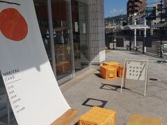 なんと私、因島方面のバス停の場所を完全に勘違いしてました！！！あら～。
急いで正しいバス停に向かったものの、バスは出発した後。
そして次のバスは一時間後。おぅ…。

汗だくで意気消沈した私の目の前にあったのが
尾道駅にある「カンキツスタンドオレンジ」
吸い込まれるように中に入りました。