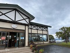 山を降り田沢湖に来ました。雨が降るあいにくの天気でしたので、11:30には湖畔のレストランでランチです。