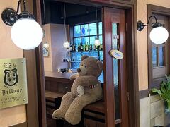ホテルの朝食会場は、コストコの巨大クマさんがお出迎え。シマエナガを抱いてます。
