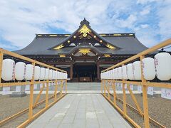 山形県護国神社の本殿です。
正面の本殿で参拝し、本殿左の社務所で御朱印を頂きます。