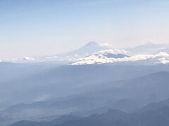 飛行機右後方に富士山？って思ったら機長からのご挨拶。富士山でした