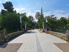 米沢城跡に到着しましたが、思った以上に観光客が多いです。
舞鶴橋で米沢城の堀を越え、松が岬公園の中へ入ります。
