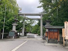 レンタカーを駐車場に停め、富山県護国神社を参拝します。