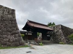 次に富山城址公園に来た。
この門は江戸時代から残る唯一の富山城の建物だそうだ。