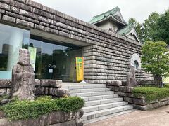 見えたのは富山市佐藤記念美術館。
富山県出身の実業家・茶人の故佐藤助九郎が開館した美術館とのことだが、時間がないので通過。