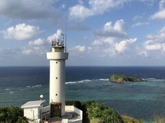 続いて石垣島最北端の平久保崎灯台へ。
ここも、風がビュービュー吹いていましたが、一面海で壮大な景色が広がっていました。