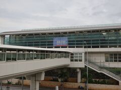 那覇空港に直結したゆいレールでホテルに向かいます