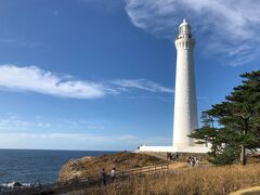 時間があったので、もう少し足を伸ばして出雲日御碕灯台へ行ってみました。こんな真っ白の灯台があってとても綺麗です。