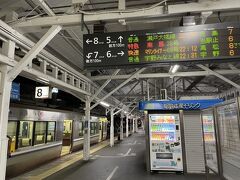 岡山桃太郎空港からリムジンバスに乗り岡山駅に行きます。バスもほぼ満席です。四国に渡るためにJR瀬戸大橋線に乗ります。こちらは通勤客でいっぱいです。