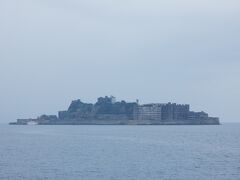 「端島（軍艦島）」です。

「端島」は、「高島」から南西に約2.5km、長崎港から南西に約18kmの沖合に位置し、南北約480m、東西約160m、周囲約1,200m、面積約65,000㎡という小さな島で、かつては海底炭鉱がありました。
島全体を護岸擁壁で囲まれ、島内には高層の建物が所狭しと建ち並んでいます。

確かに通称名の由来になった「軍艦」の形に見えますね。