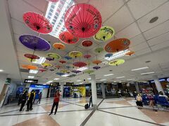 チェンマイ国際空港に定刻で着陸。規模は小さく日本の地方空港のような雰囲気でした。伝統工芸品の色とりどりの傘が飾られていました。