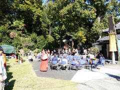 境内から楽しげな音楽が流れてきます。五穀豊穣を願う「農藝祭（のうげいさい）」が行われていました。

昔の農民の格好をして参加するようです。すごく派手な衣装なので最初何かのコスプレイベントかと思いました(^-^;