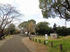 その先、小高い公園になっています。