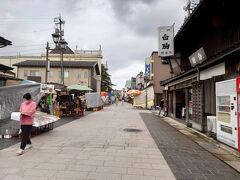 朝9時頃、ホテルの送迎者で輪島朝市に行きました。
思っていたほど人はおらず閑散とした感じです。
時間が遅かったかなー？？？