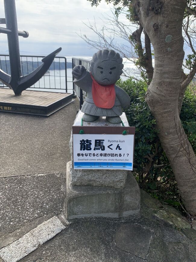 拳をなでると幸運が訪れる！？龍馬くん。<br />とりあえず一生懸命なでました。