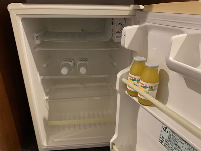 冷蔵庫には水とみかんジュース。