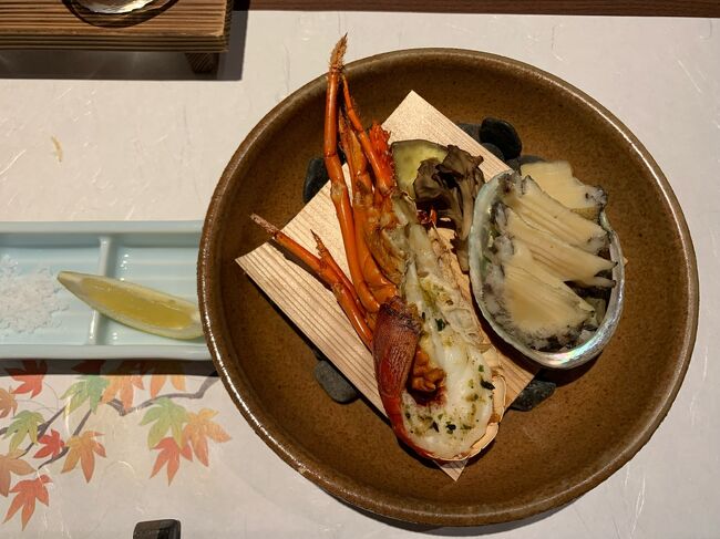 焼き物。<br />伊勢海老と鮑。<br />伊勢海老食べづらかった。<br />鮑は柔らかーい。