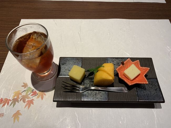 デザートは旬の柿と芋羊羹、山葵チョコ。<br />飲み物はアイスティーをオーダー。<br />料理のサーブされるタイミングがちょうど良く心地よいディナータイムとなりました。<br />日本酒も美味しかったし。