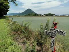 登山口から4.5kmほど歩き、目的地到着。
宮池です。周辺に点在するため池の1つですが、2006年に公開された映画「UDON」のロケ地となり一躍観光スポットに…。