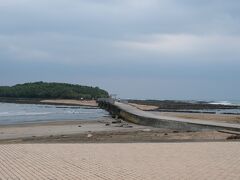 浜辺にでると青島に渡る橋が見えてきます。