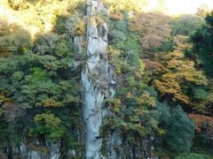 龍角峯。さっきあの上の展望台にいたと思うと...。