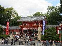途中、八坂神社を通過。観光客でにぎわっていました。先ほどまでいた伏見界隈に比べて、混雑が雲泥の差でした。