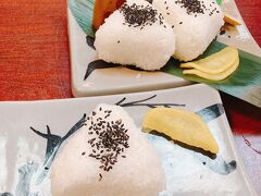 おむすび来たっ！

旦那君は、奥の、当時私がよく食べた鮭がついた「銀むすび」おむすび2個。
私は、手前の、うどん定食についたおむすび1個。
