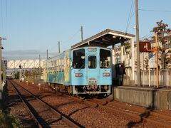 臨海コンビナートの中を走り終点の三菱自工前駅に到着です。駅名のとおり駅前には三菱自動車の工場があります。

乗ってきた列車で折り返します。帰りも途中駅からたくさんの学生が乗車してきました。