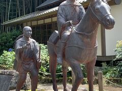 続いて、黒羽にある「芭蕉館」にやってきました。

馬に乗っているのが松尾芭蕉、徒歩でお供しているのが門人の河合曽良ですね。