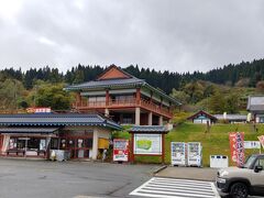 次は　戸沢村の道の駅に寄ります
坂に沿って　韓国風の建物が建ってます

夫はここで　戸沢村産冷麺と
ナゼか庭の手入れ用の　草取りカマを買って
やはり1.000円分　金券を使いました