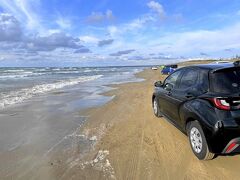 金沢でレンタカーを借りて、能登半島を北上。久々に千里浜にやってきました。自動車で走ることができる珍しい砂浜です。爽快ですね。そして、あいかわらず、風が強い。