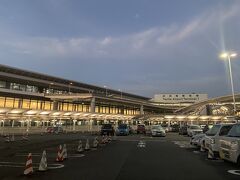 1時間20分ほどで成田空港到着。なんと楽なのだろう！電車だと乗り換えが多いので所要時間は同じでも車のほうが断然良いと気づきました。