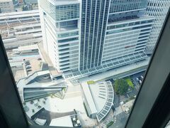 ミッドランドスクエアのエレベーター
地上階と中層部のスカイロビー（階層別エレベータへの乗換階）・最高層である42階を結ぶダブルデッキエレベーター（三菱製）を導入している。
既に六本木ヒルズ森タワー内のアカデミーヒルズへの直通エレベータでも採り入れられているが、ミッドランドスクエアでは外の景色が楽しめるシースルー型である。(説明文より)
