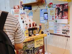 各お店で注文して、フードコートで食べるのが基本ですが、運よくお店のカウンターが空いたので、中へ案内してもらえました！