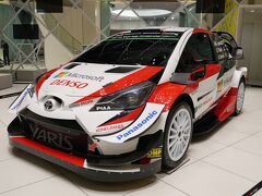 ミッドランドスクエア１階のトヨタのショールーム
ラリー車「ヤリス」
※2022年FIA世界ラリー選手権（WRC）第13戦「ラリー・ジャパン」は11月10日から13日まで、豊田市豊田スタジアムにサービスパークを置き、愛知県・岐阜県にわたって12年ぶりに開催される。