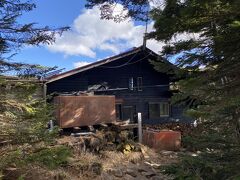 サイの河原の後は樹林の中を歩き、高見石小屋へ！2時前に着いたから揚げパンあるかな～！